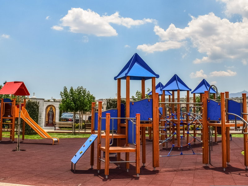 Bunte Spielplatz-Anlage an einem sonnigen Tag