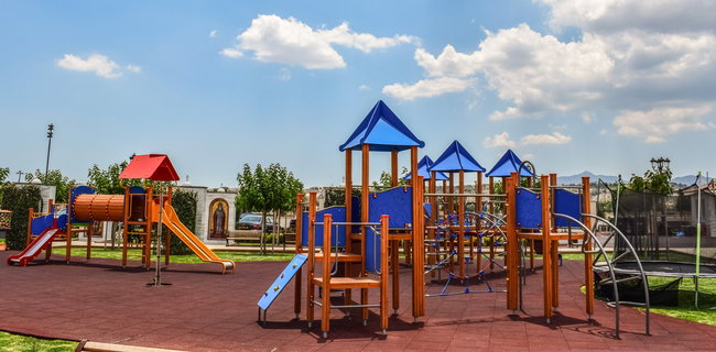 Bunte Spielplatz-Anlage an einem sonnigen Tag